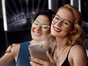 เลนส์ชั้นเดียว Crizal Sapphire UV ให้วิสัยทัศน์ที่ชัดเจนยิ่งขึ้นเพื่อการมองเห็น